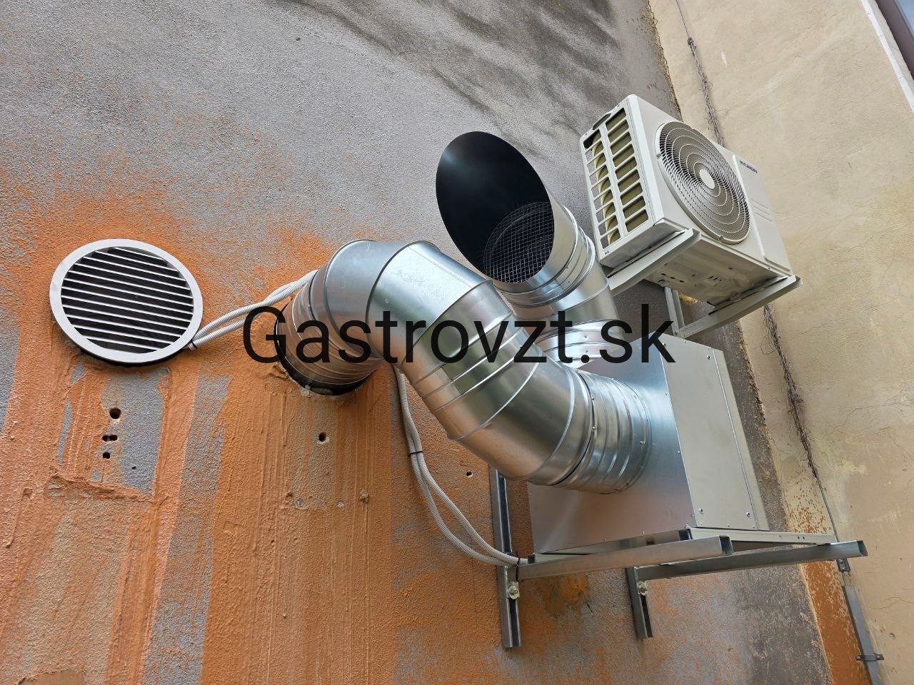 Odsávacie potrubie, koleno a prívodná mriežka na fasáde prevádzky PIPI GRIL