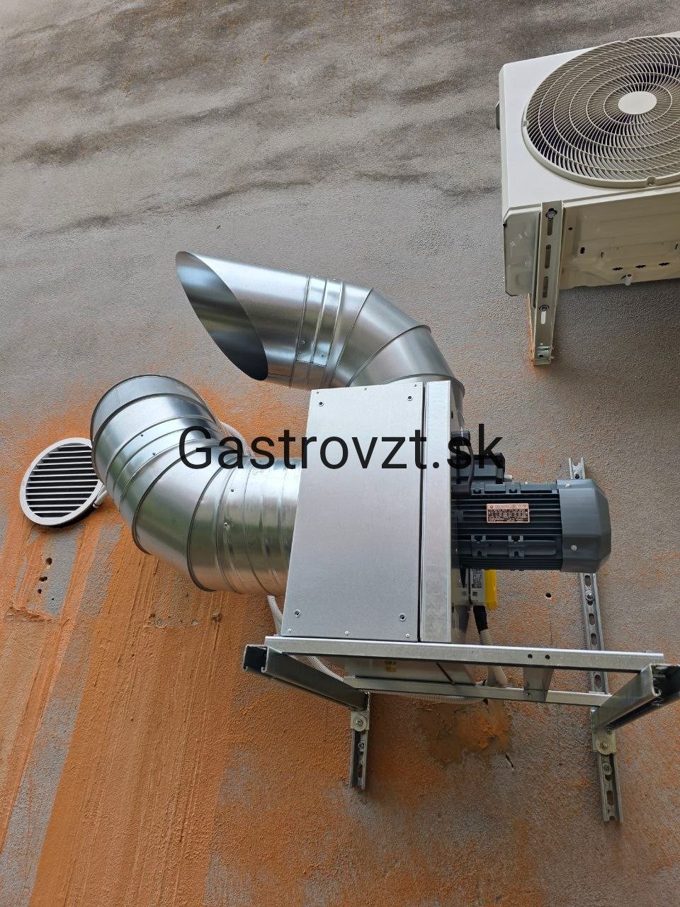 Odsávací ventilátor na fasáde, mimo priestoru kuchyne — pohľad zhora