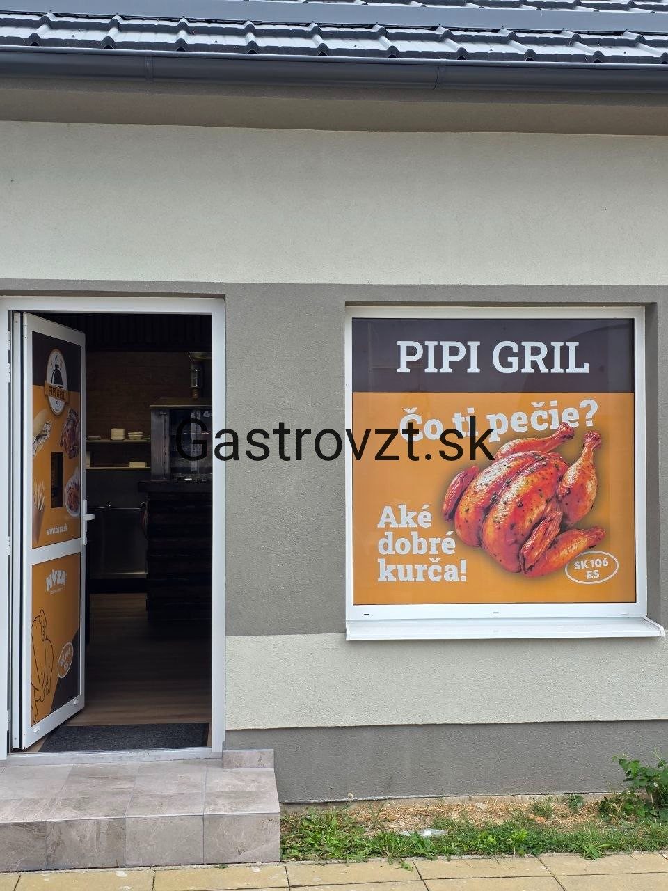 Prevádzka PIPI GRIL v Ilave — pohľad na vstup a výklad zvonku