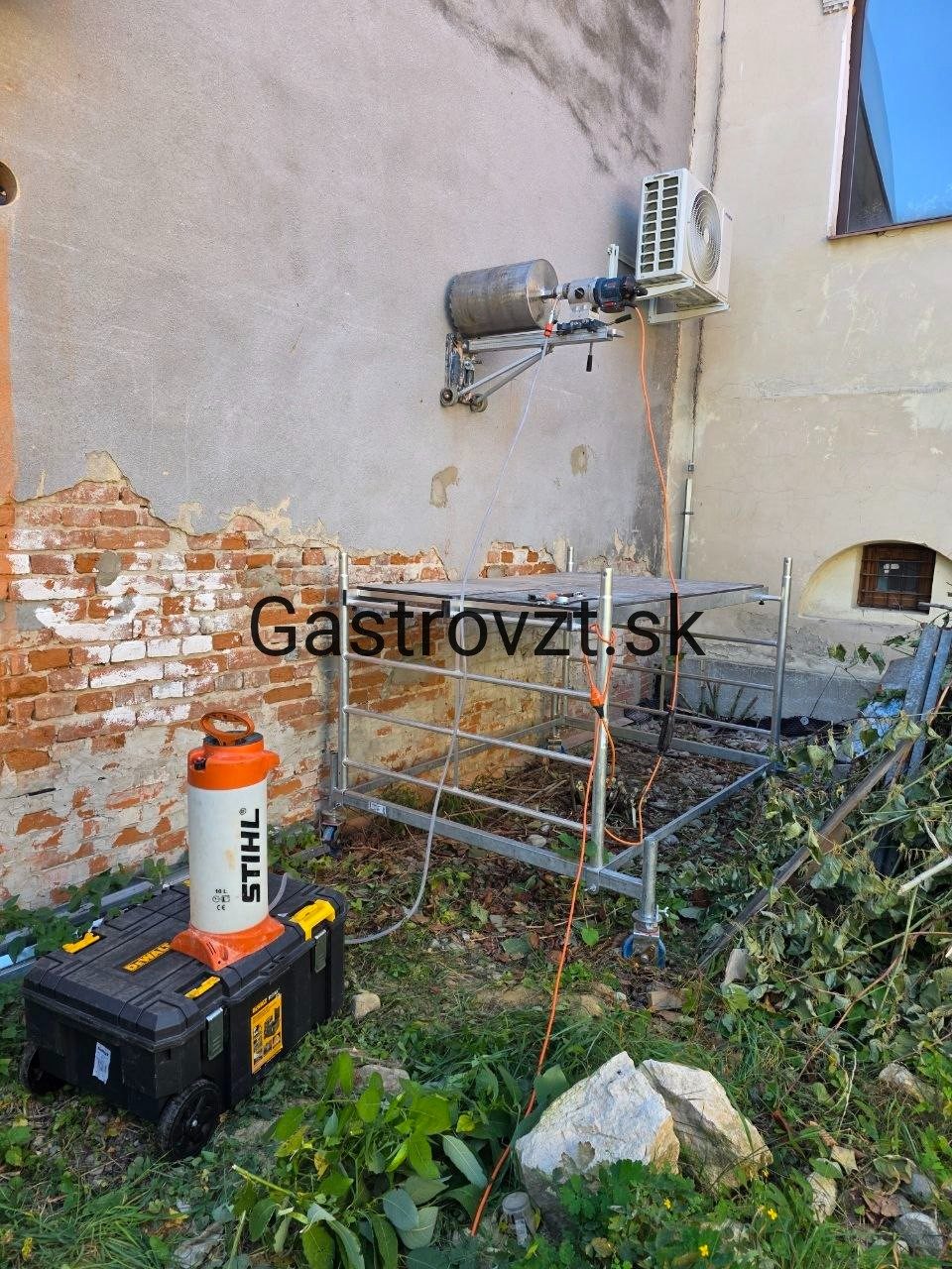 Fasáda pred montážou vzduchotechniky — príprava priestoru a lešenie pri stene