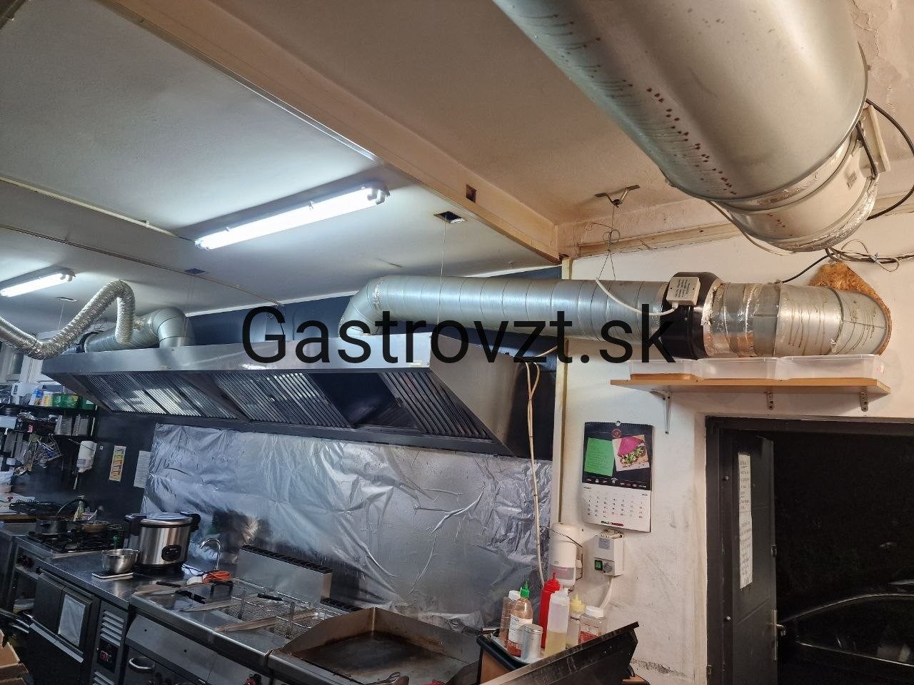 Pôvodná (stará) ventilácia v kuchyni Pizza 33 pred výmenou