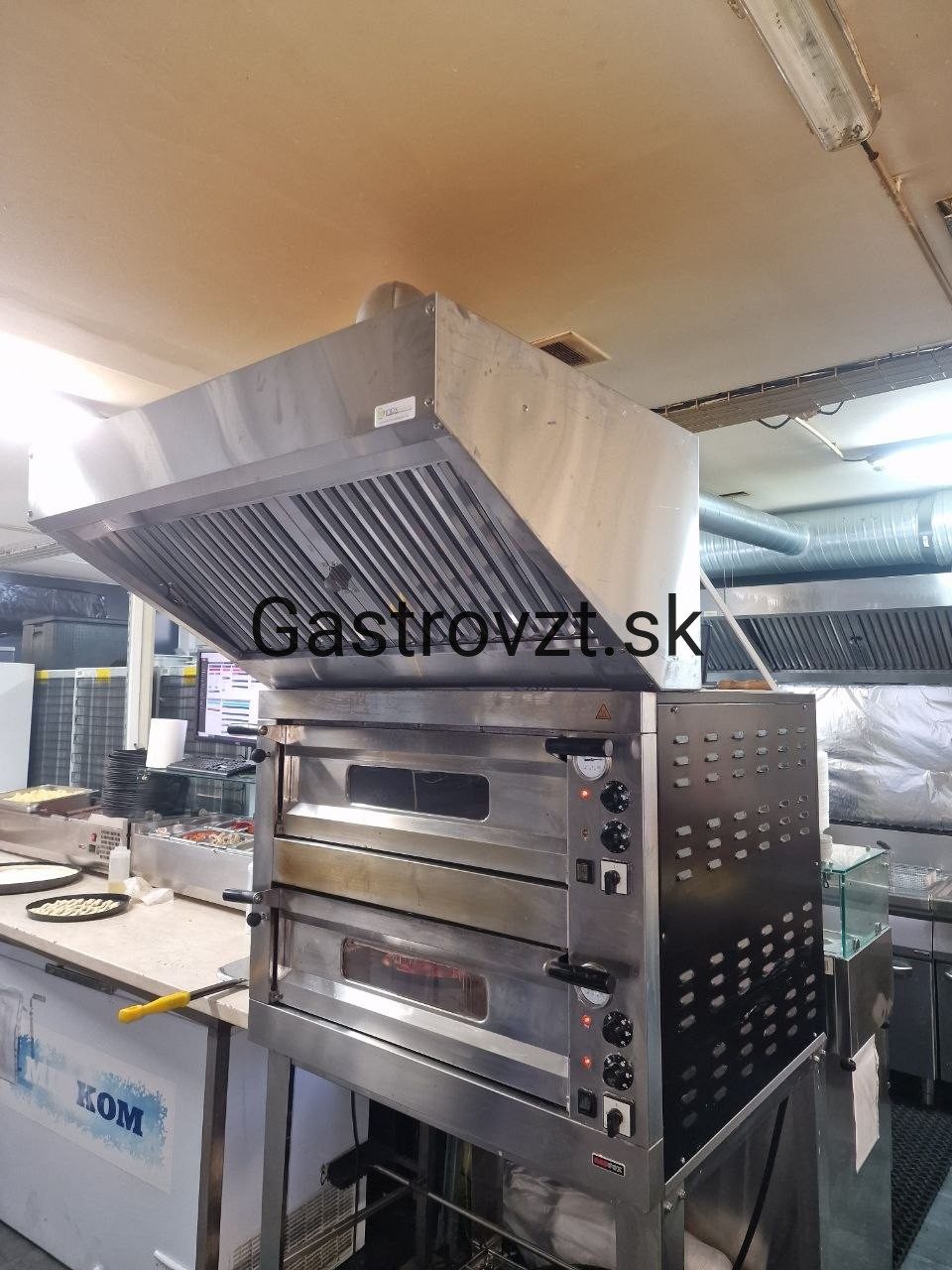 Nový odsávací digestor nad pizzovou pecou v reštaurácii Pizza 33