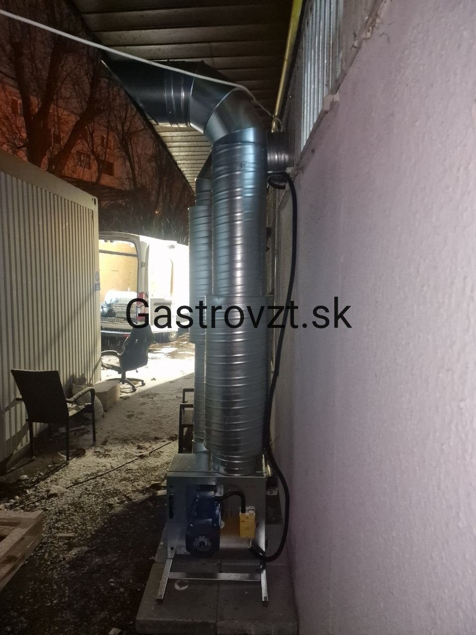 Odsávací digestor s tukovými filtrami a ventilátor s tlmičom na fasáde