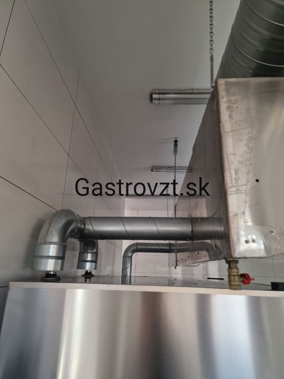 Odvod pary pozinkovaným potrubím s priemerom 100 mm od pecí