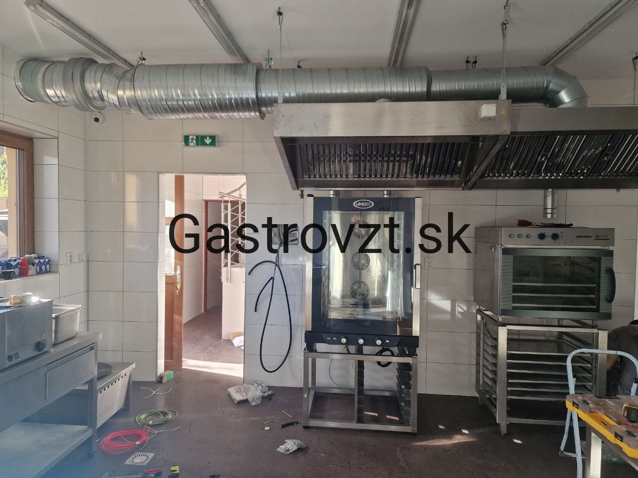 Celkový pohľad na odsávanie a cukrárske pece v prevádzke