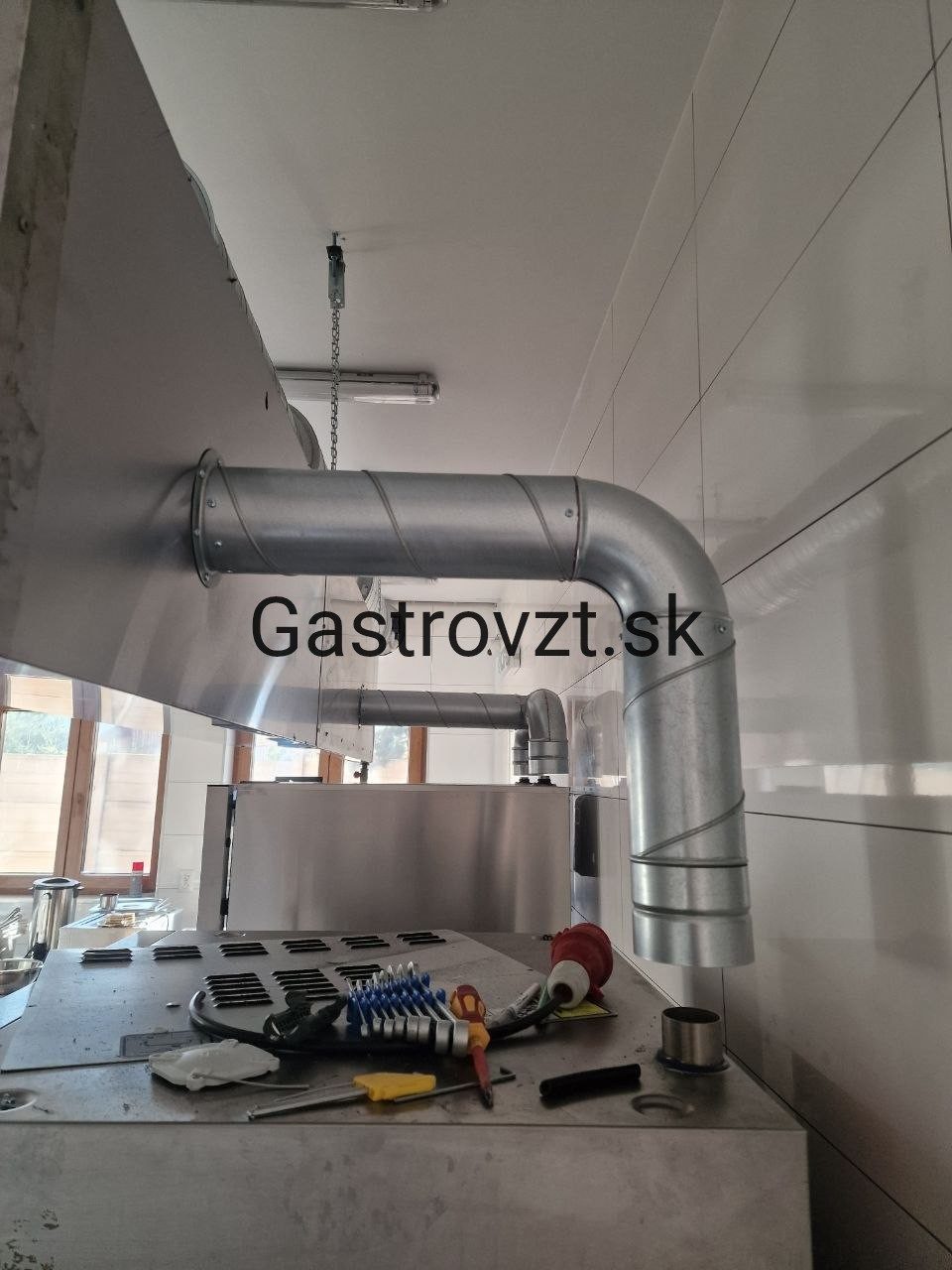 Vedenie pozinkovaného potrubia od zákrytu k odsávaniu