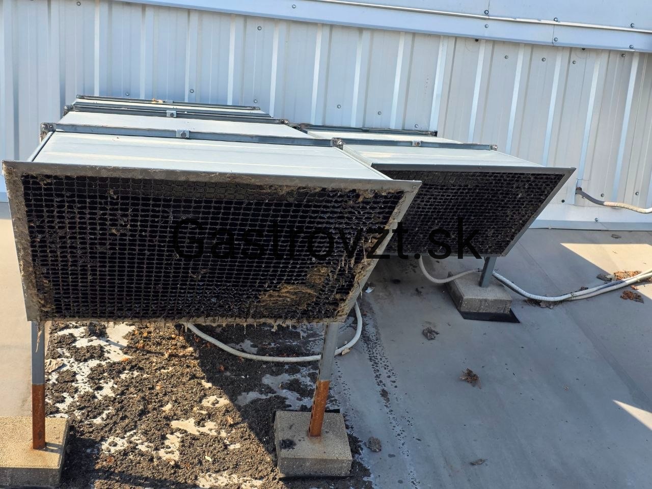 Pôvodné kanálové ventilátory s mriežkami zanesenými tukom