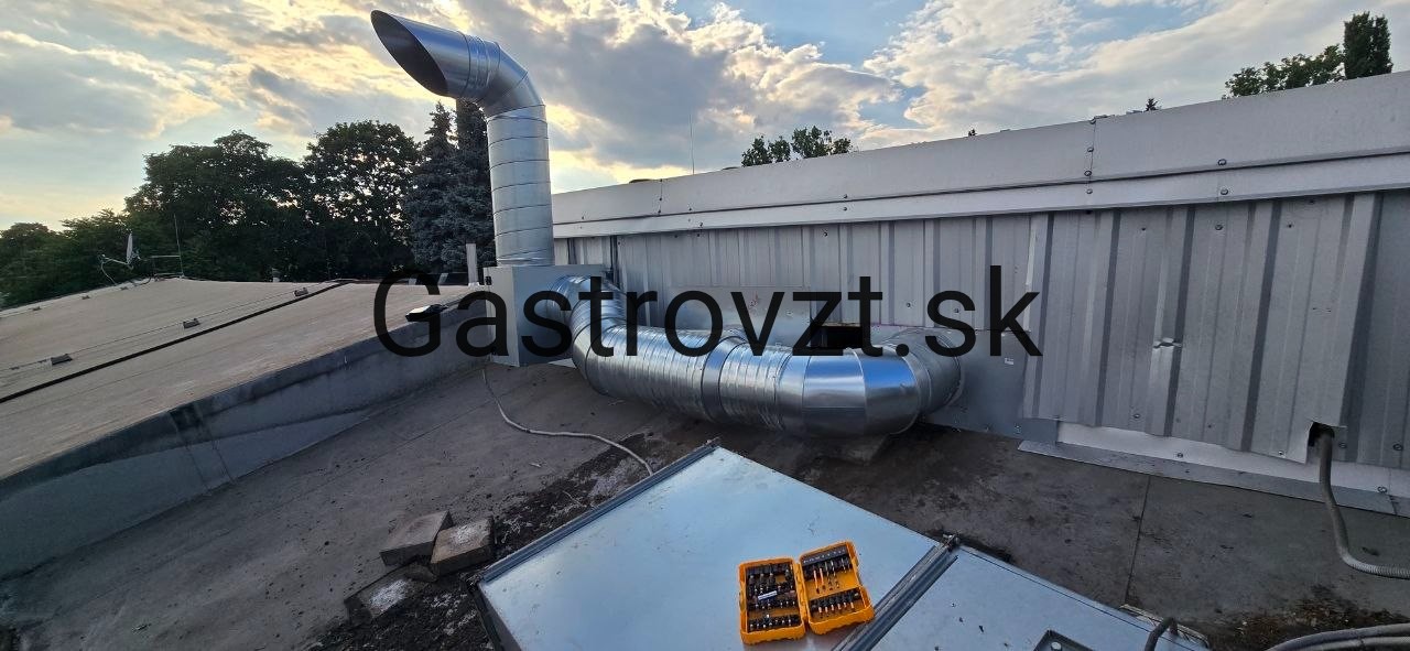 Nový kuchynský ventilátor s vývodom odsávania