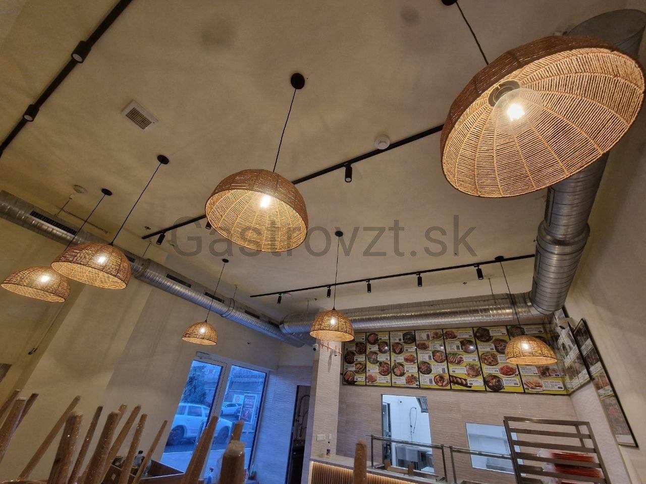 Celkový pohľad na jedáleň s priznaným potrubím