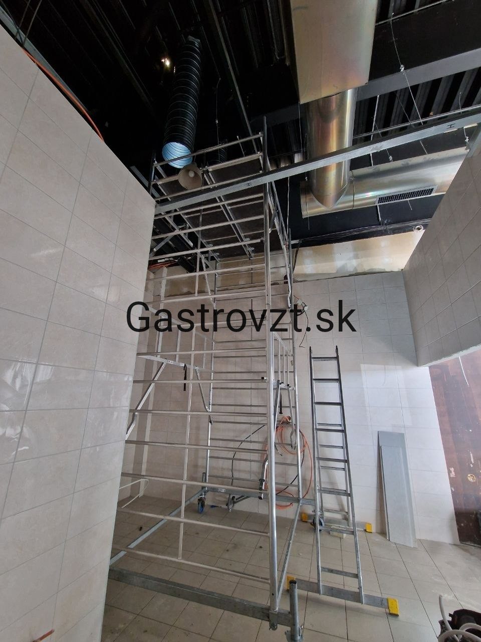 Osemmetrová hala bistra v Pezinku — rozvod potrubia sa ťahal zo špeciálneho lešenia