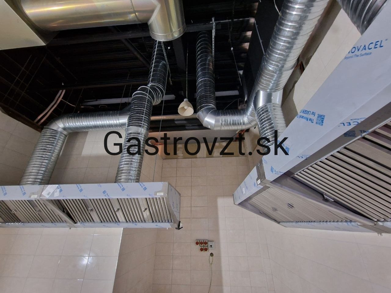 Nerezový digestor so šírkou 2400 mm a napojenie odsávacieho potrubia
