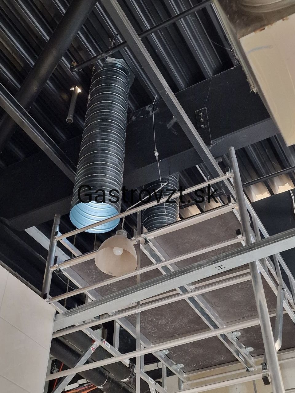 Spiro potrubie vedené vo výške osem metrov
