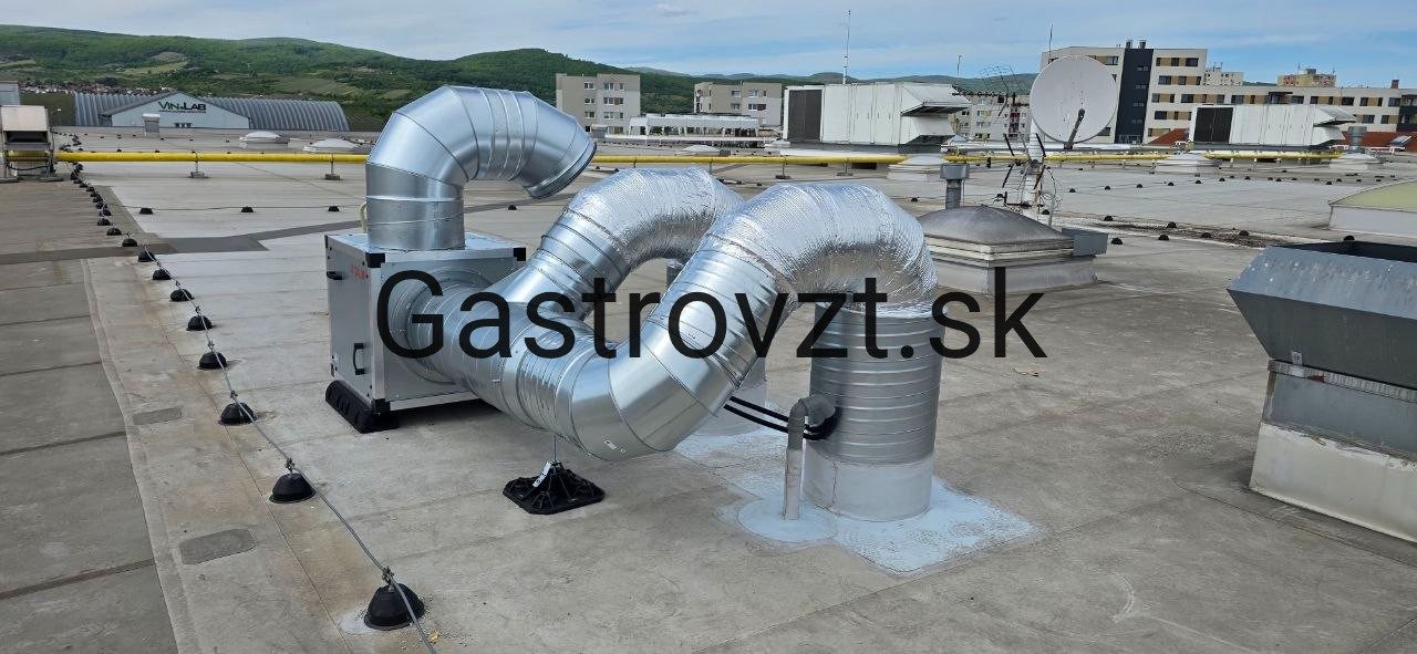 Kuchynský ventilátor s výkonom 7800 m³/h na streche obchodného domu