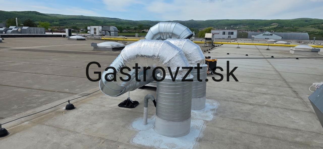 Utesnené prestupy odsávacieho potrubia cez strechu