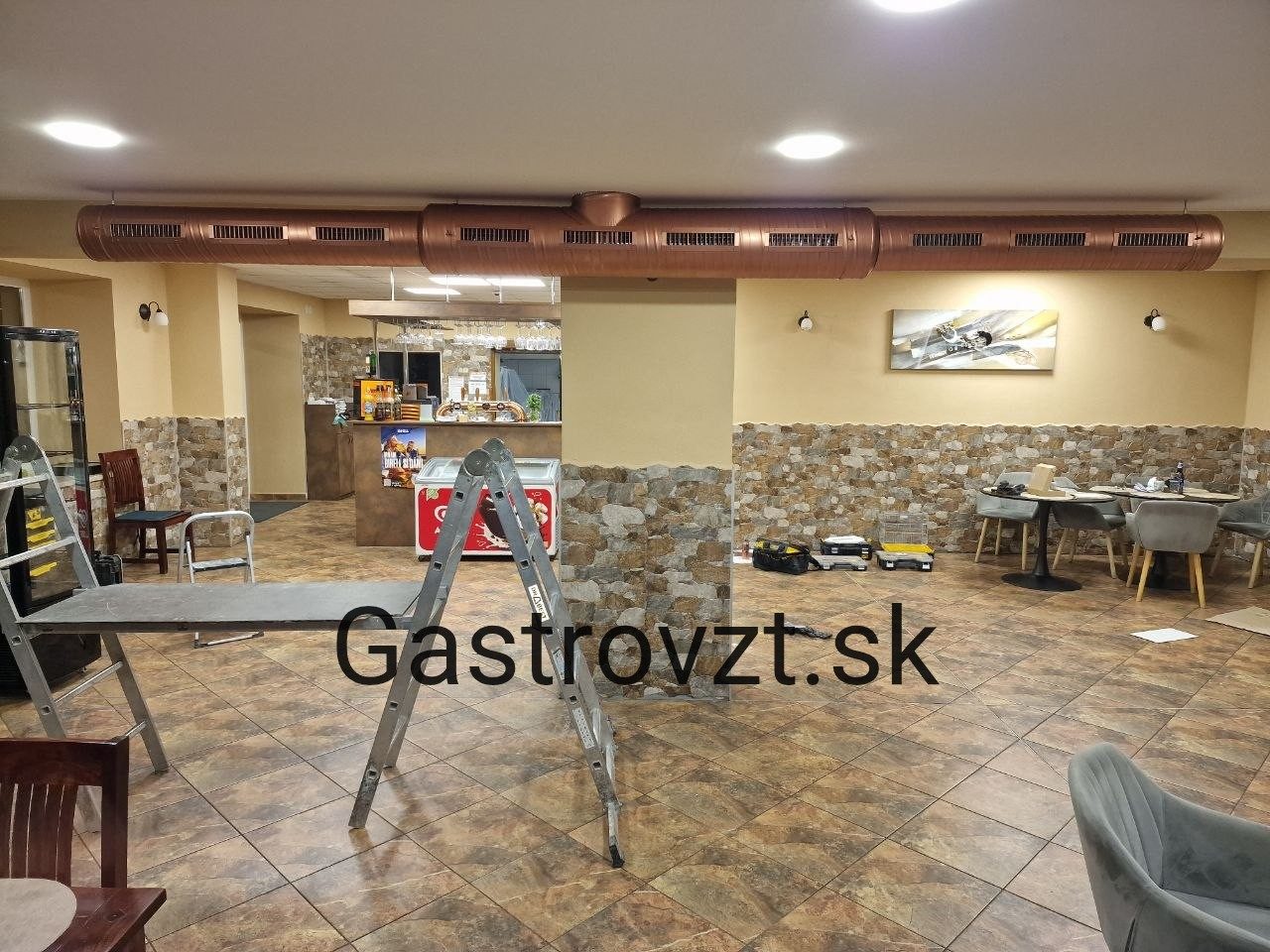 Medené vzduchovody s vyústkami v jedálni reštaurácie Village