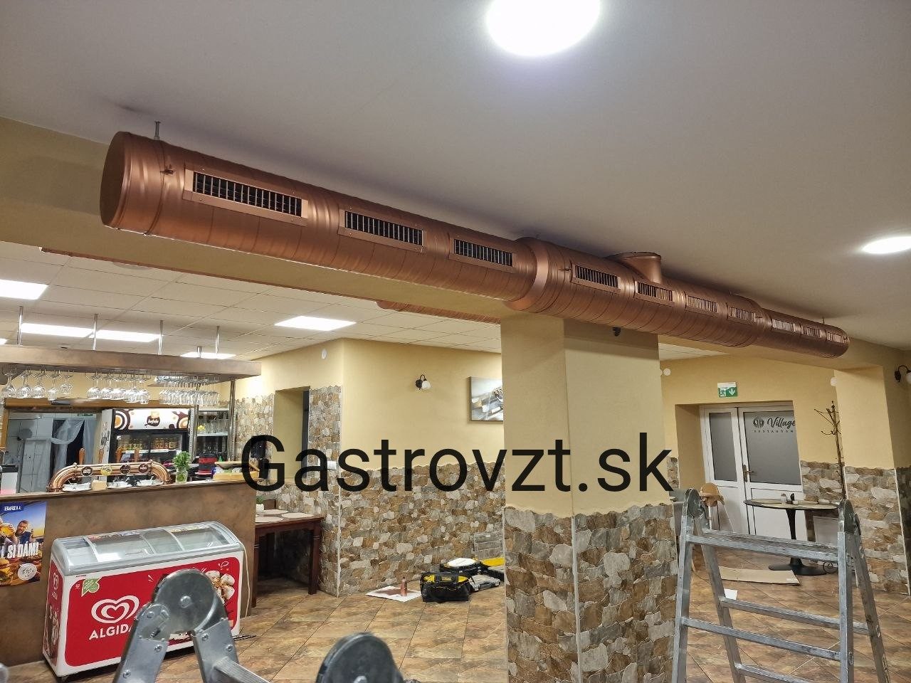 Celkový pohľad na jedáleň s rozvodom prívodu vzduchu