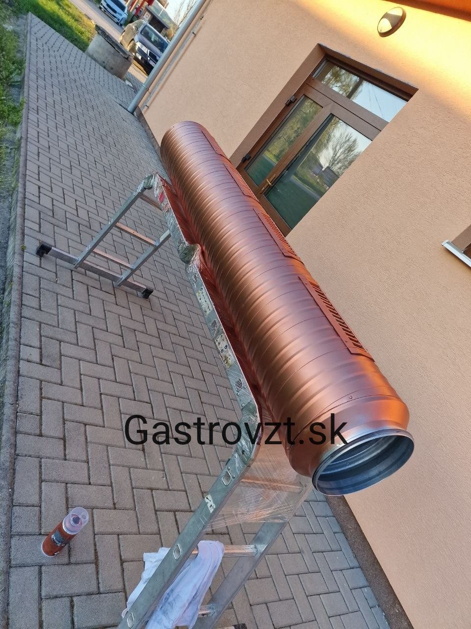 Príprava potrubia v medenej farbe pred montážou
