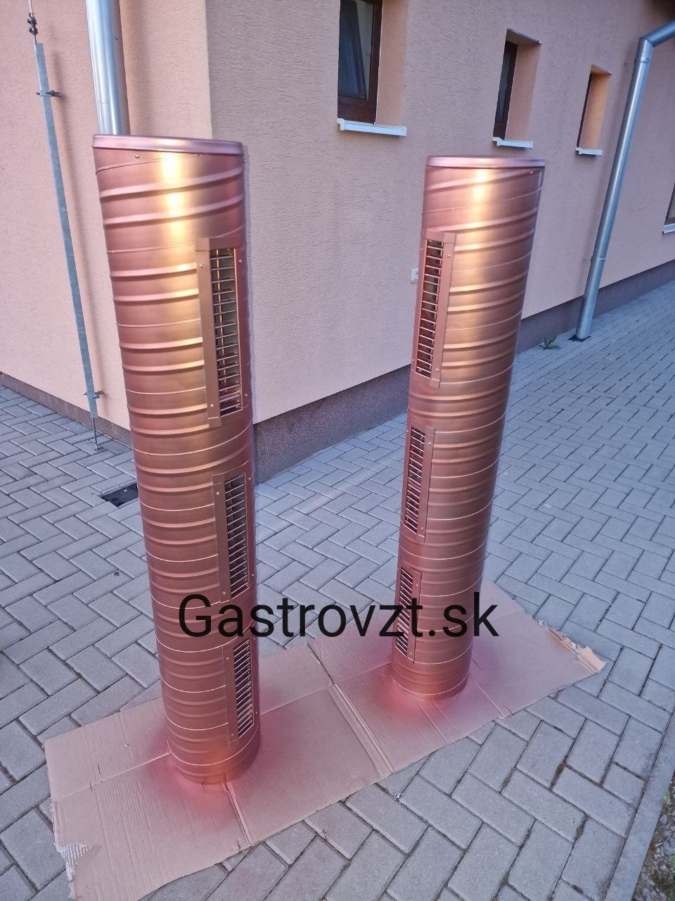 Nasávacie stúpačky prívodu vzduchu na strane so solárnymi panelmi