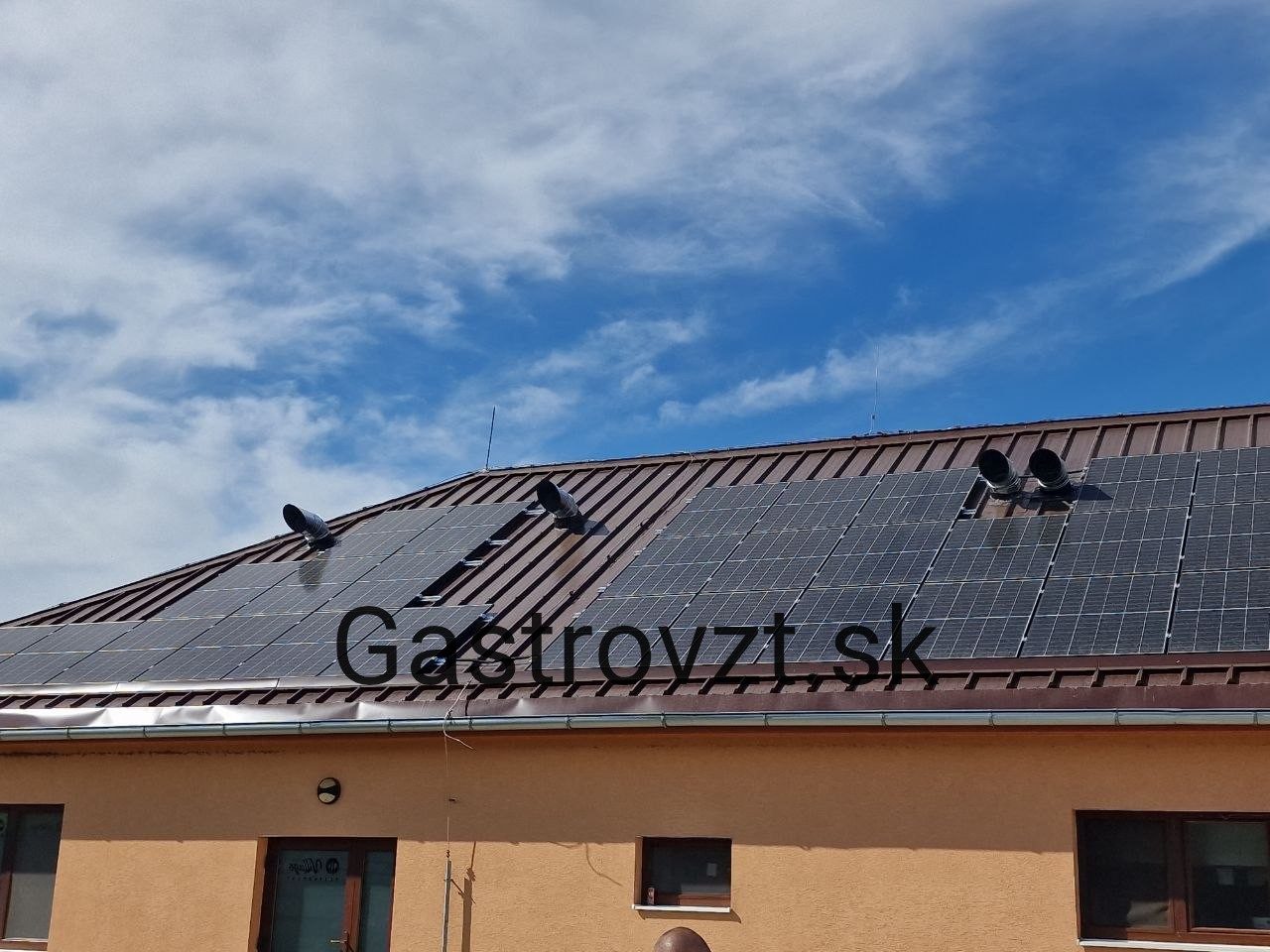 Strecha reštaurácie so solárnymi panelmi — smerom k nim výfuk viesť nebolo možné