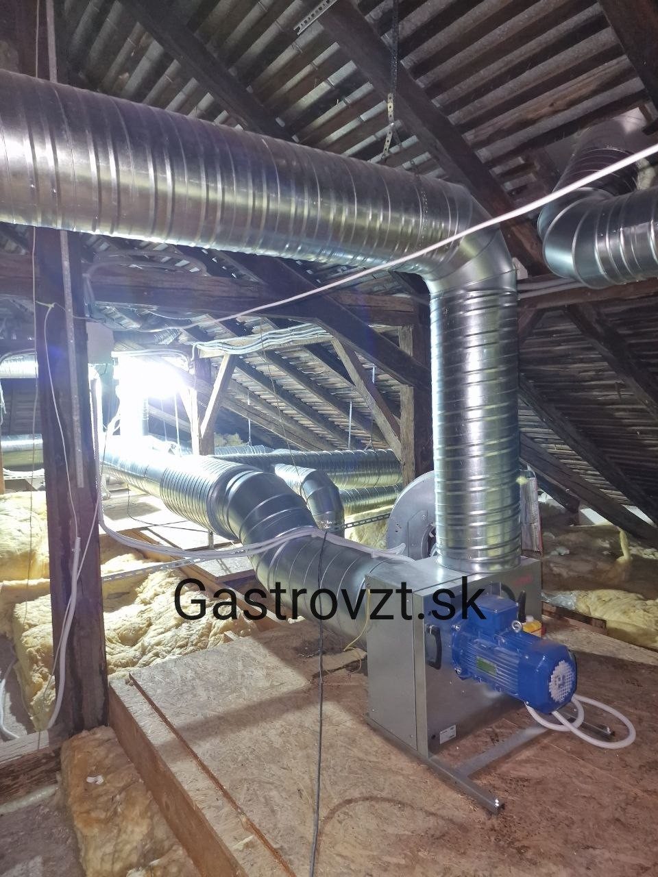 Kuchynský ventilátor umiestnený v podkroví