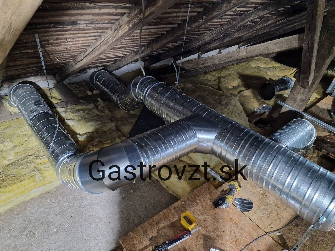 Detail rozvodu potrubia v podkrovnom priestore