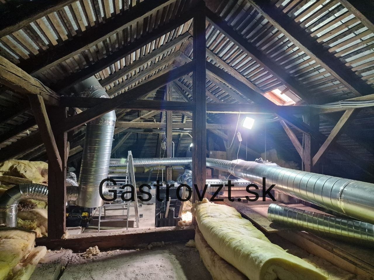 Potrubie vedené nad kuchynskou časťou