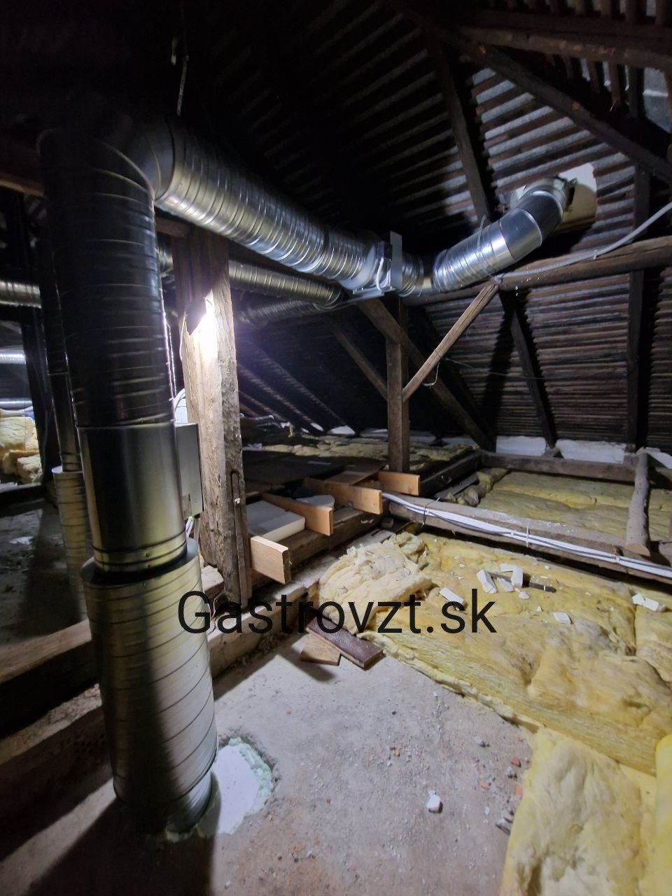 Reštaurácia Village, Bátka — montáž vzduchotechniky, záber 2