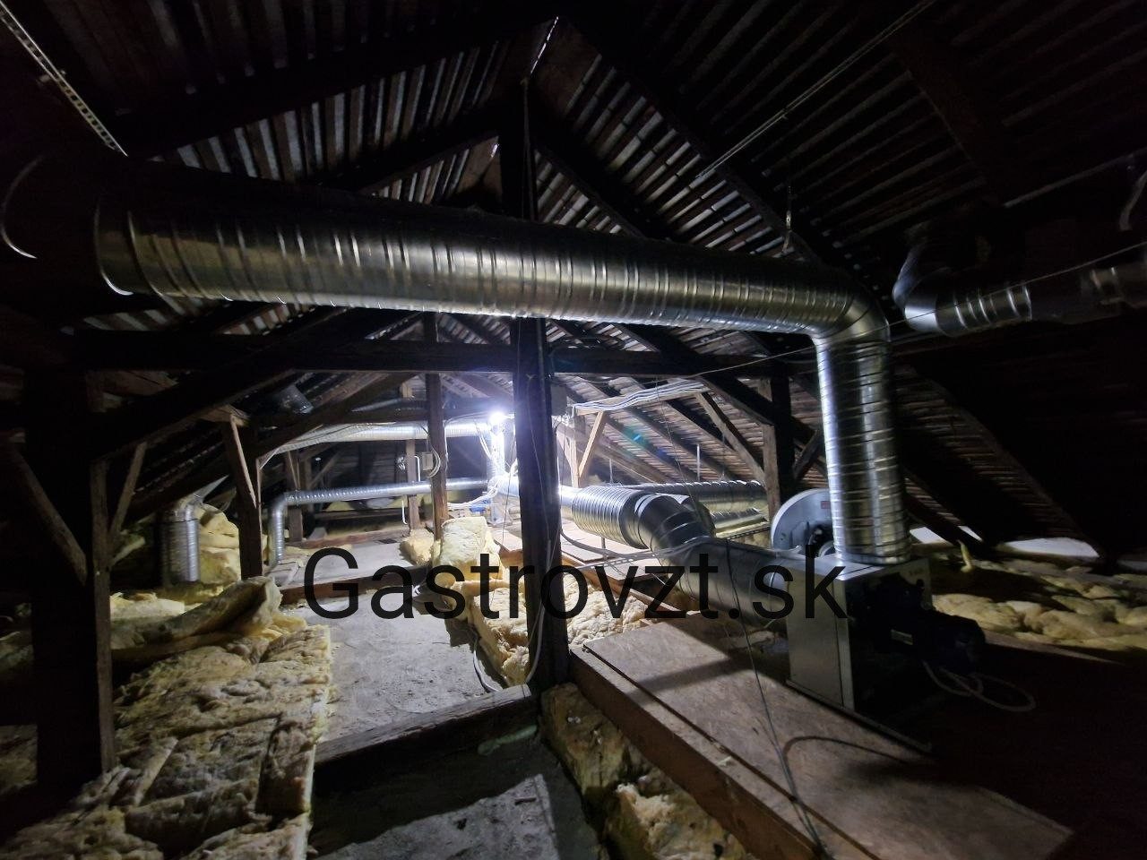 Reštaurácia Village, Bátka — montáž vzduchotechniky, záber 4
