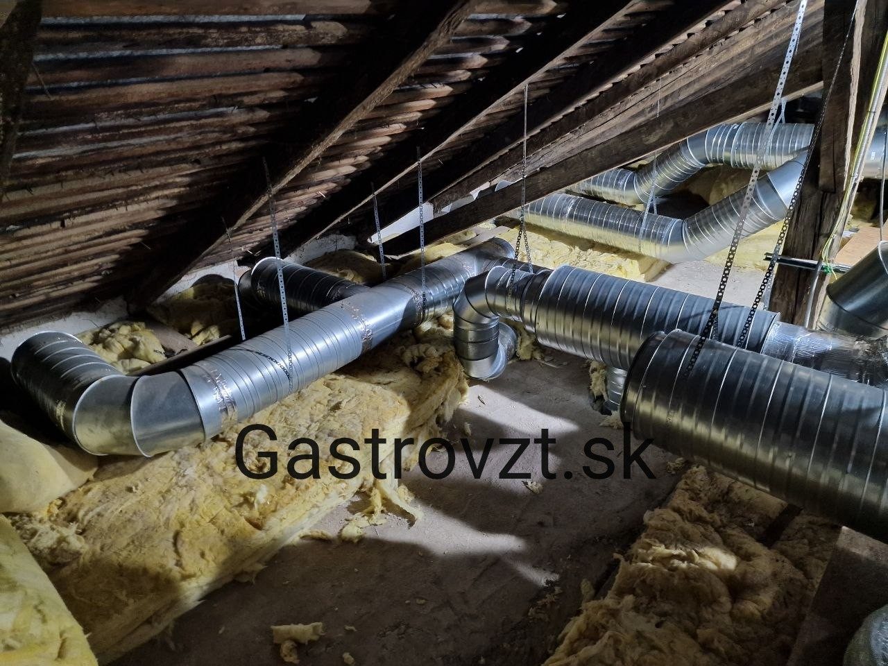 Reštaurácia Village, Bátka — montáž vzduchotechniky, záber 8