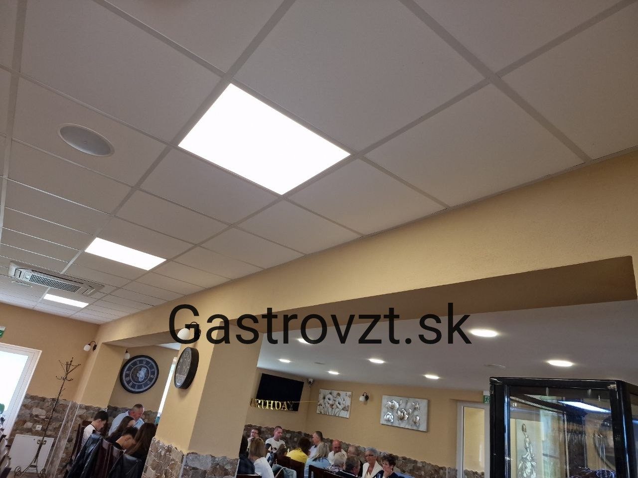 Reštaurácia Village, Bátka — montáž vzduchotechniky, záber 9
