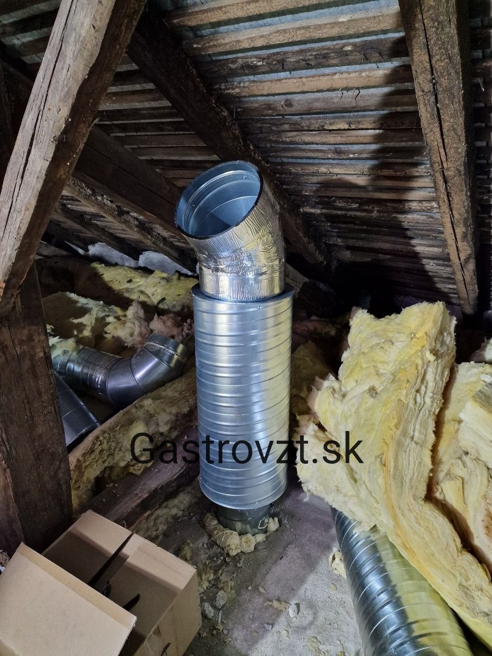 Reštaurácia Village, Bátka — montáž vzduchotechniky, záber 10