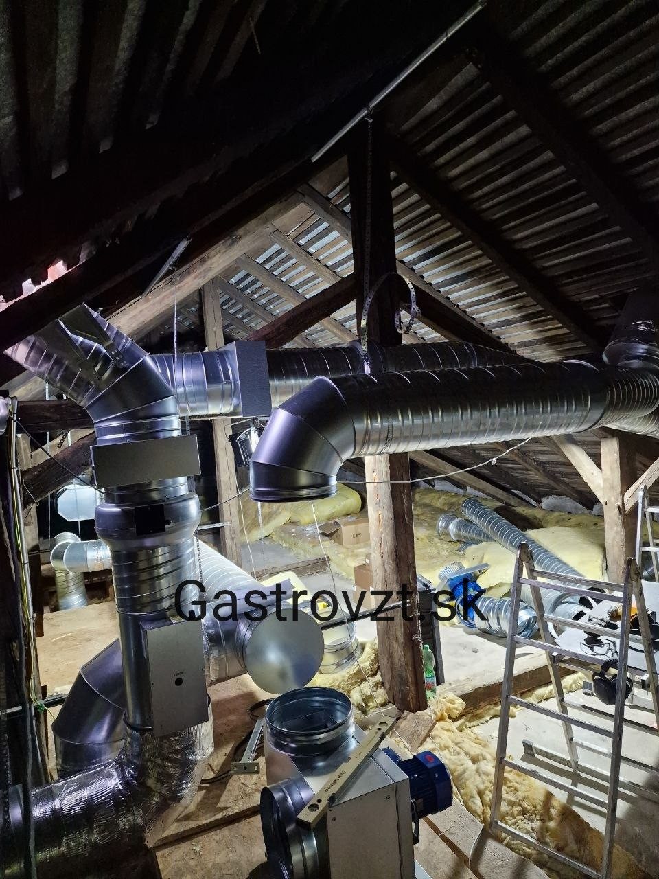 Reštaurácia Village, Bátka — montáž vzduchotechniky, záber 12