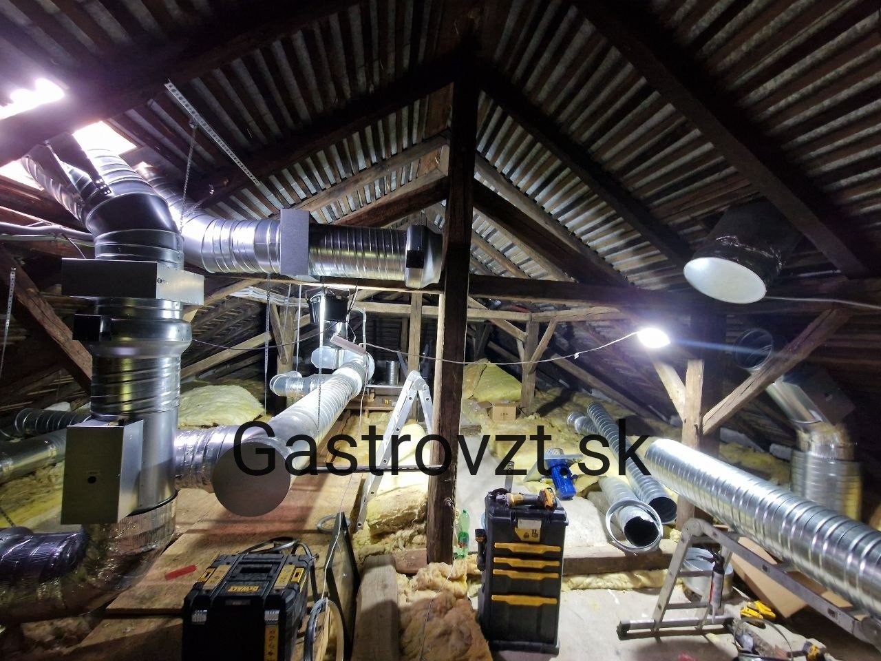 Reštaurácia Village, Bátka — montáž vzduchotechniky, záber 16