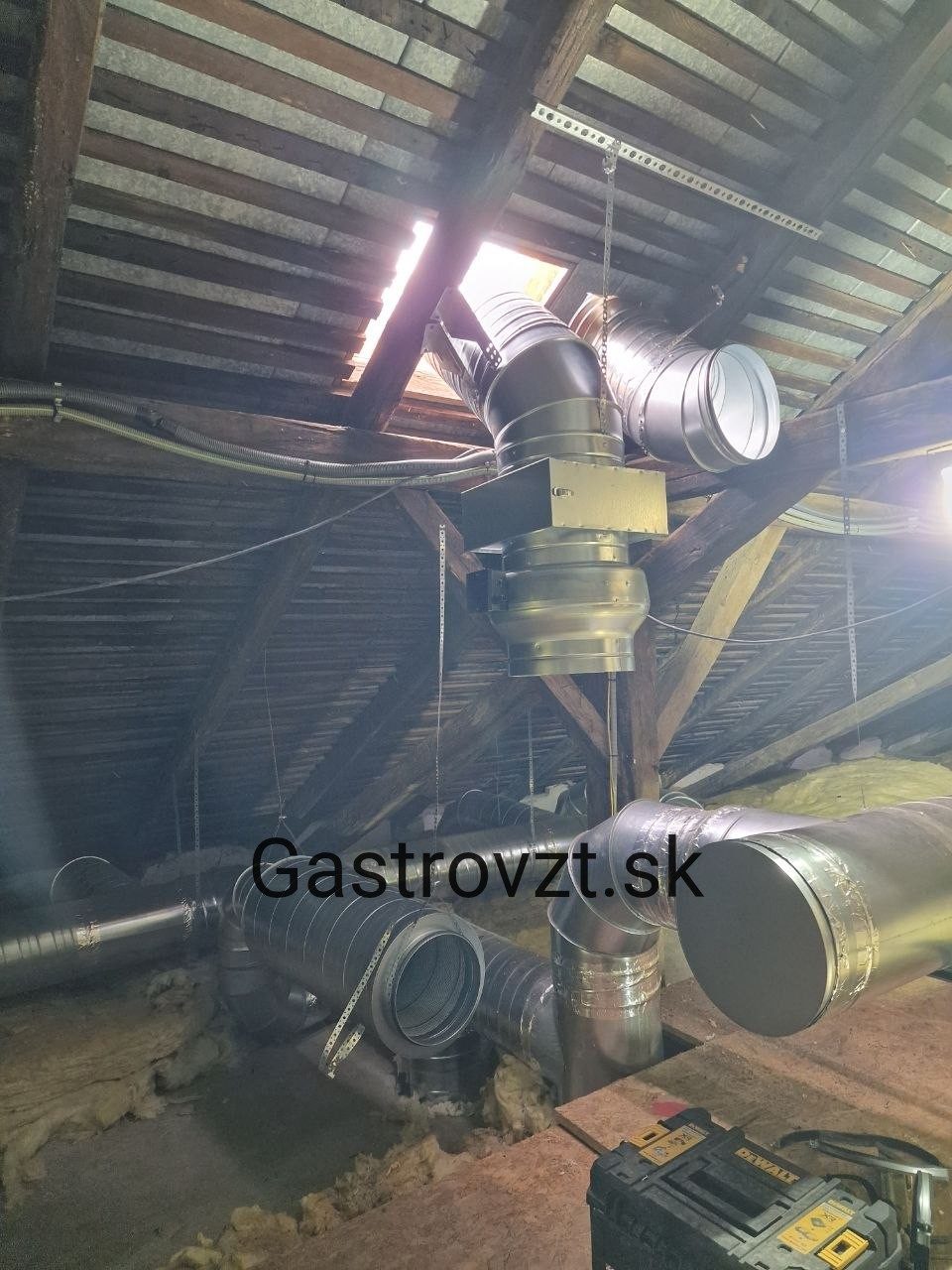 Reštaurácia Village, Bátka — montáž vzduchotechniky, záber 20