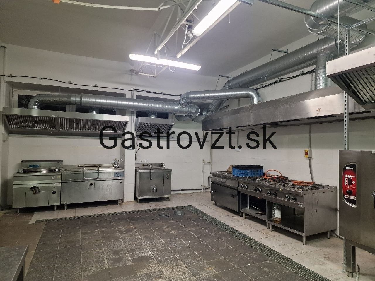 Odsávacie digestory v jedálenskej kuchyni v Ružinove, zavesené na oceľovej konštrukcii