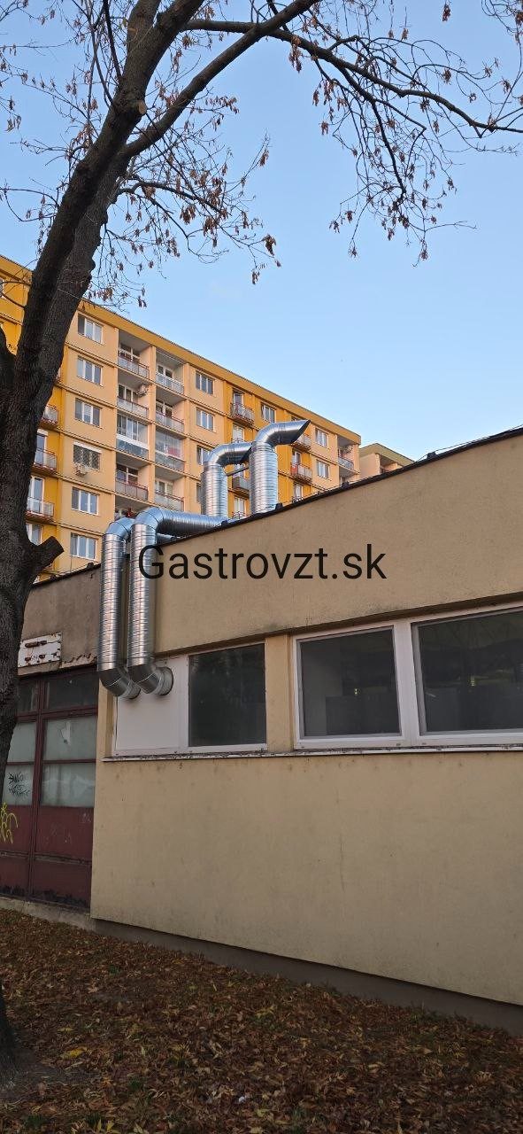 Odsávacie spiro potrubie vyvedené na fasáde budovy