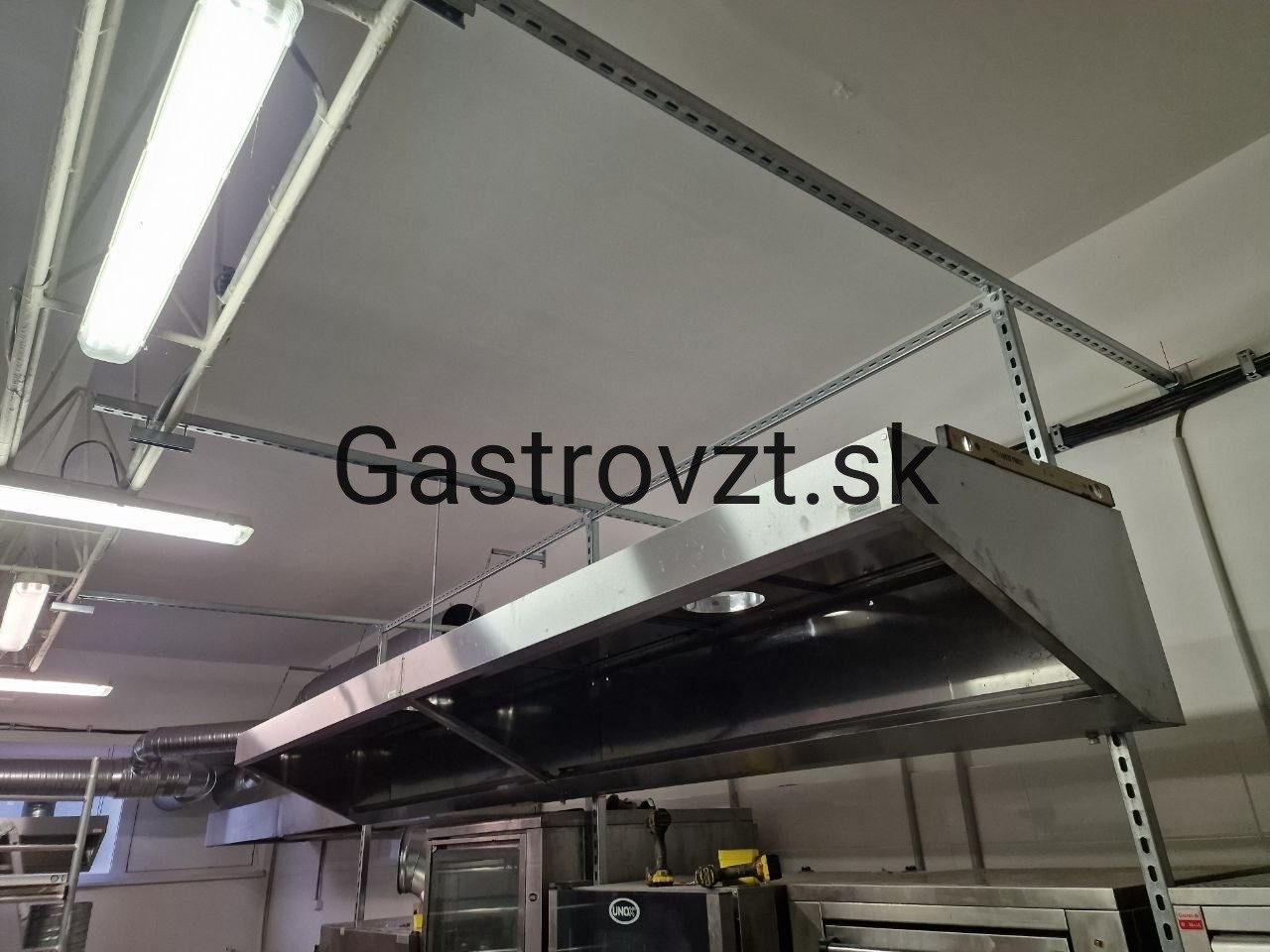 Digestor uchytený na oceľovej konštrukcii z profilov, keď strop neuniesol kotvenie