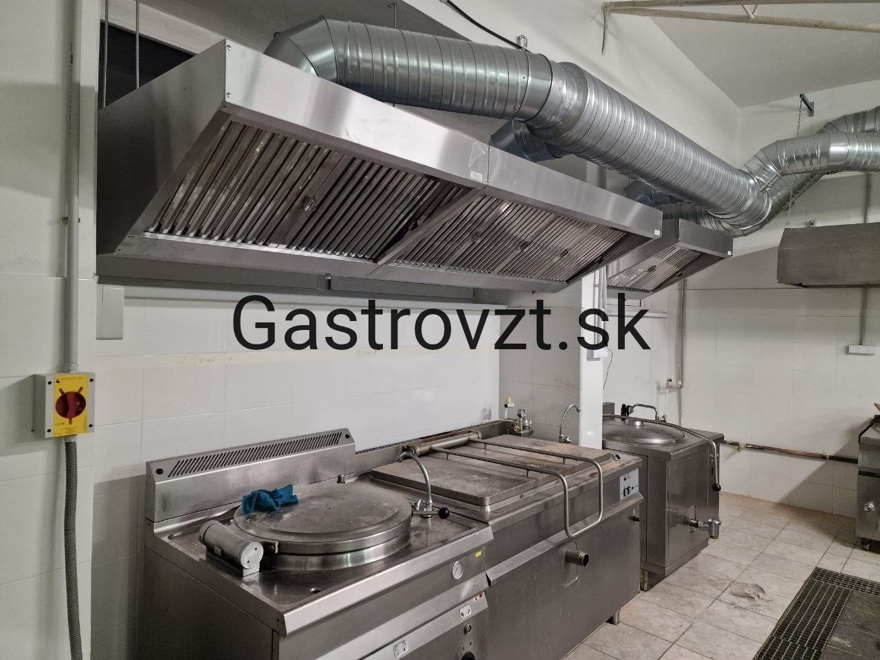 Výdajná kuchyňa Ružinov, Bratislava — montáž vzduchotechniky, záber 5