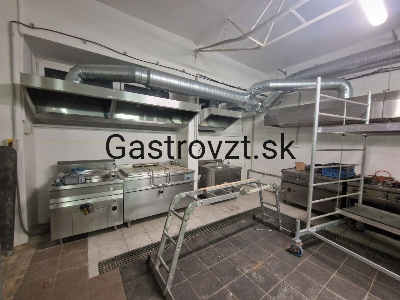 Výdajná kuchyňa Ružinov, Bratislava — montáž vzduchotechniky, záber 7