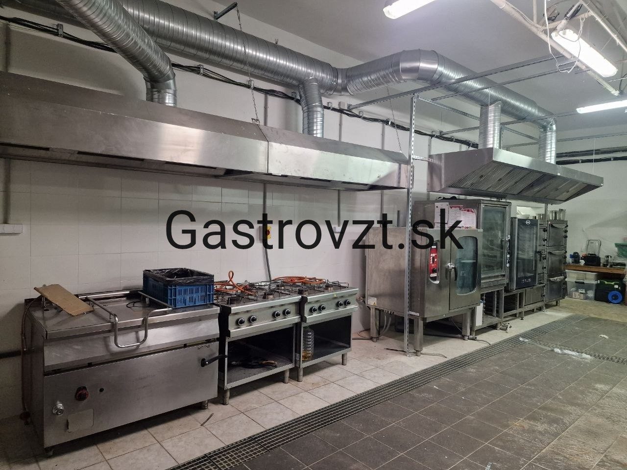 Výdajná kuchyňa Ružinov, Bratislava — montáž vzduchotechniky, záber 8