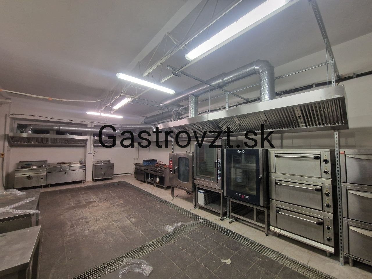Výdajná kuchyňa Ružinov, Bratislava — montáž vzduchotechniky, záber 10