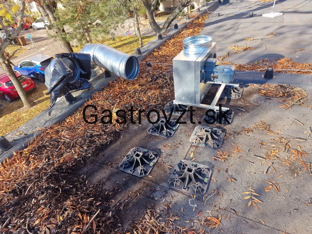 Výdajná kuchyňa Ružinov, Bratislava — montáž vzduchotechniky, záber 11