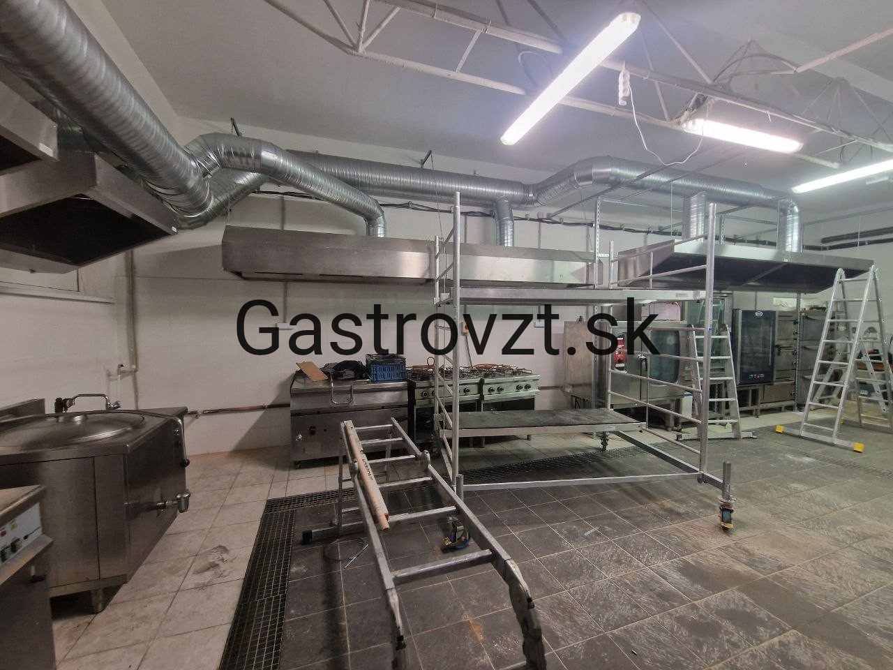 Výdajná kuchyňa Ružinov, Bratislava — montáž vzduchotechniky, záber 12