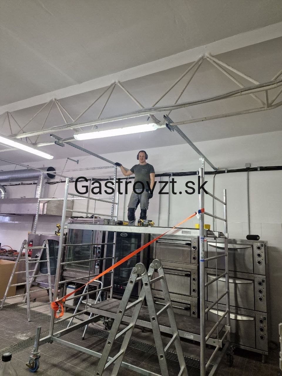 Výdajná kuchyňa Ružinov, Bratislava — montáž vzduchotechniky, záber 14
