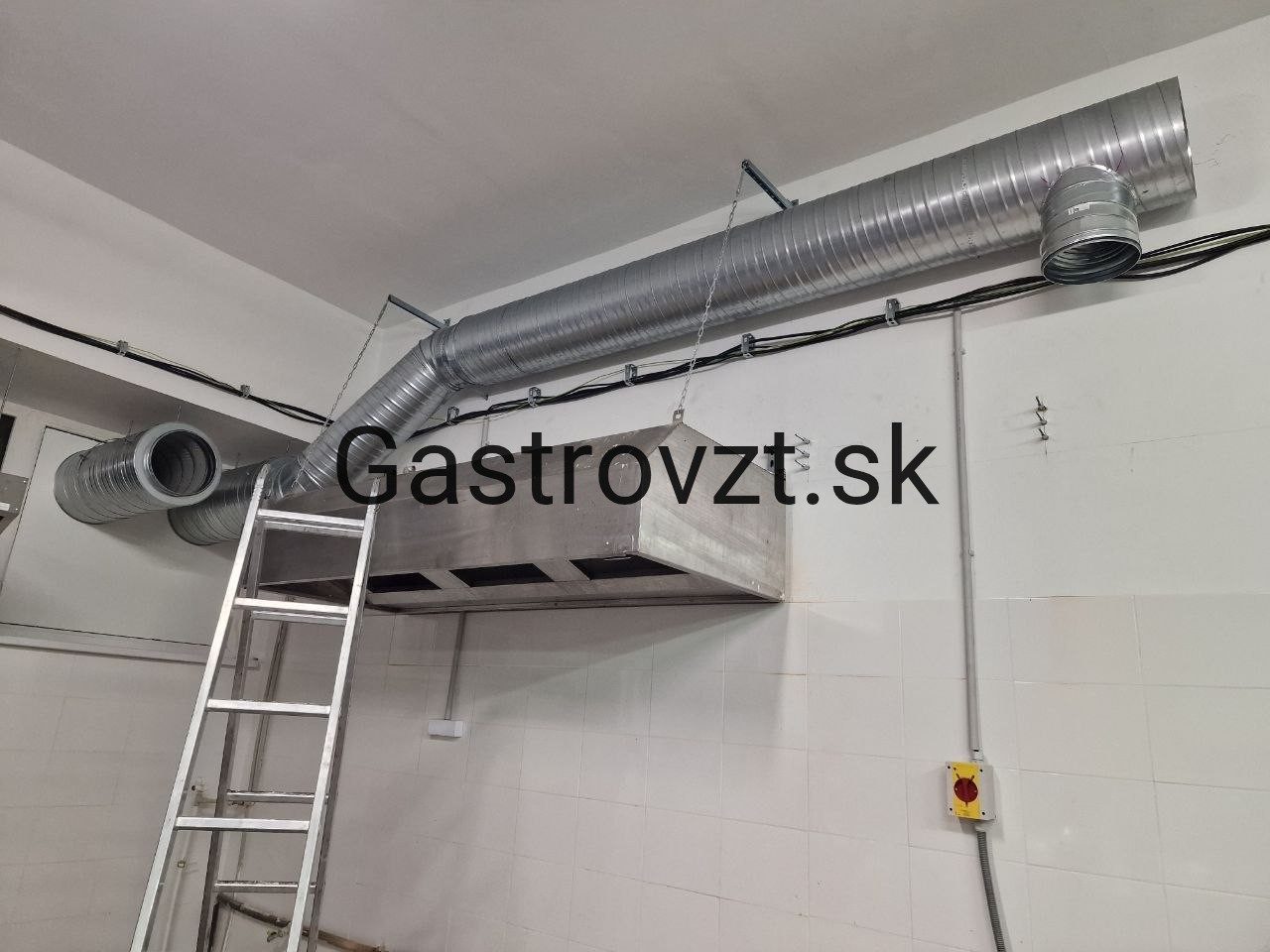 Výdajná kuchyňa Ružinov, Bratislava — montáž vzduchotechniky, záber 15