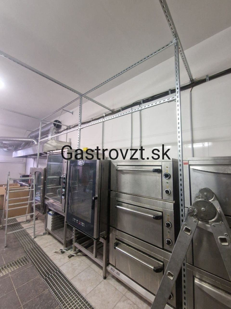 Výdajná kuchyňa Ružinov, Bratislava — montáž vzduchotechniky, záber 16
