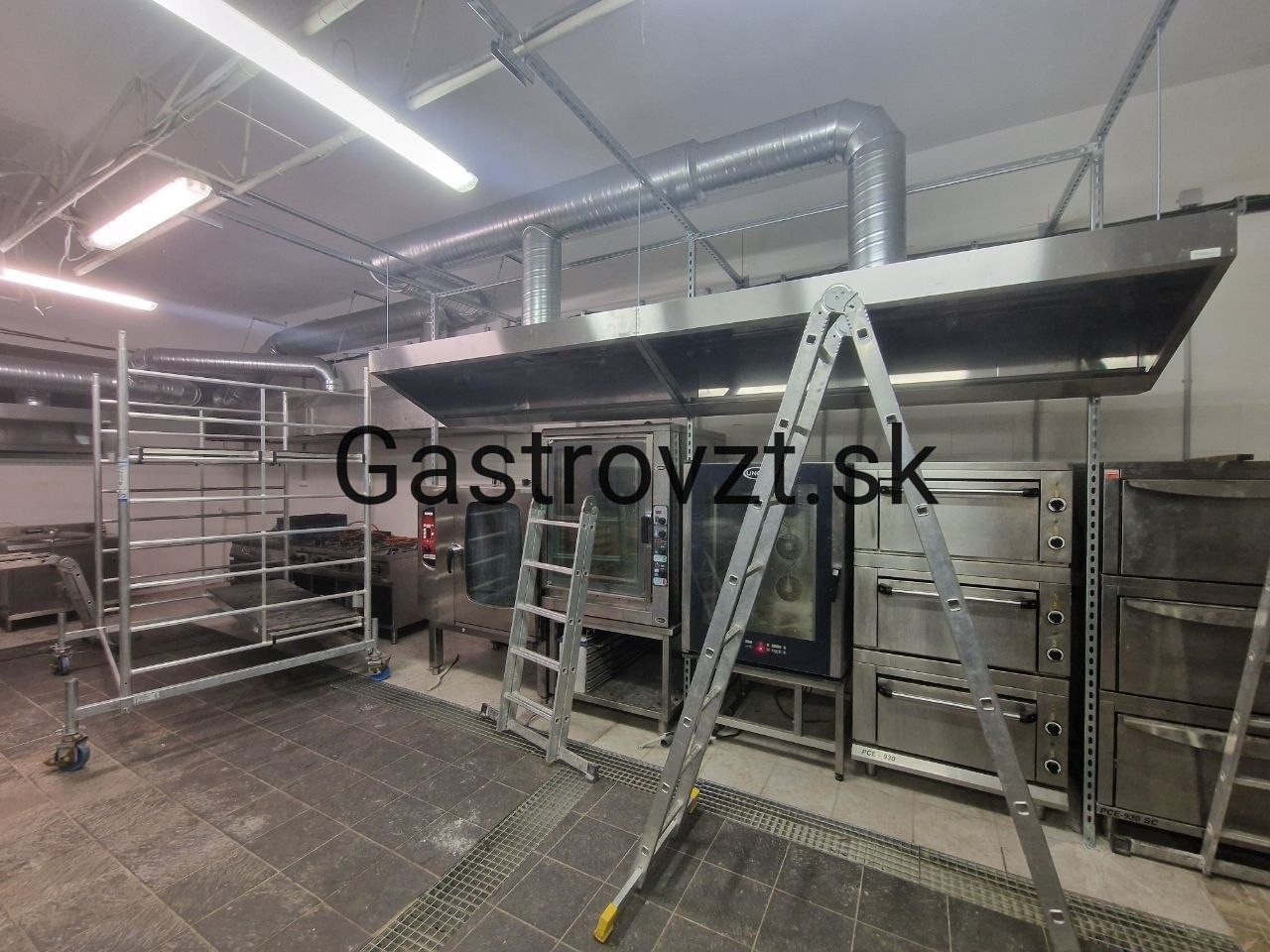 Výdajná kuchyňa Ružinov, Bratislava — montáž vzduchotechniky, záber 17