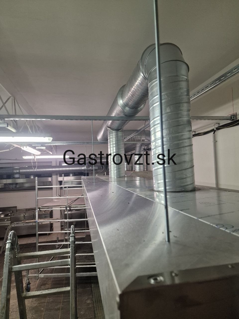 Výdajná kuchyňa Ružinov, Bratislava — montáž vzduchotechniky, záber 18