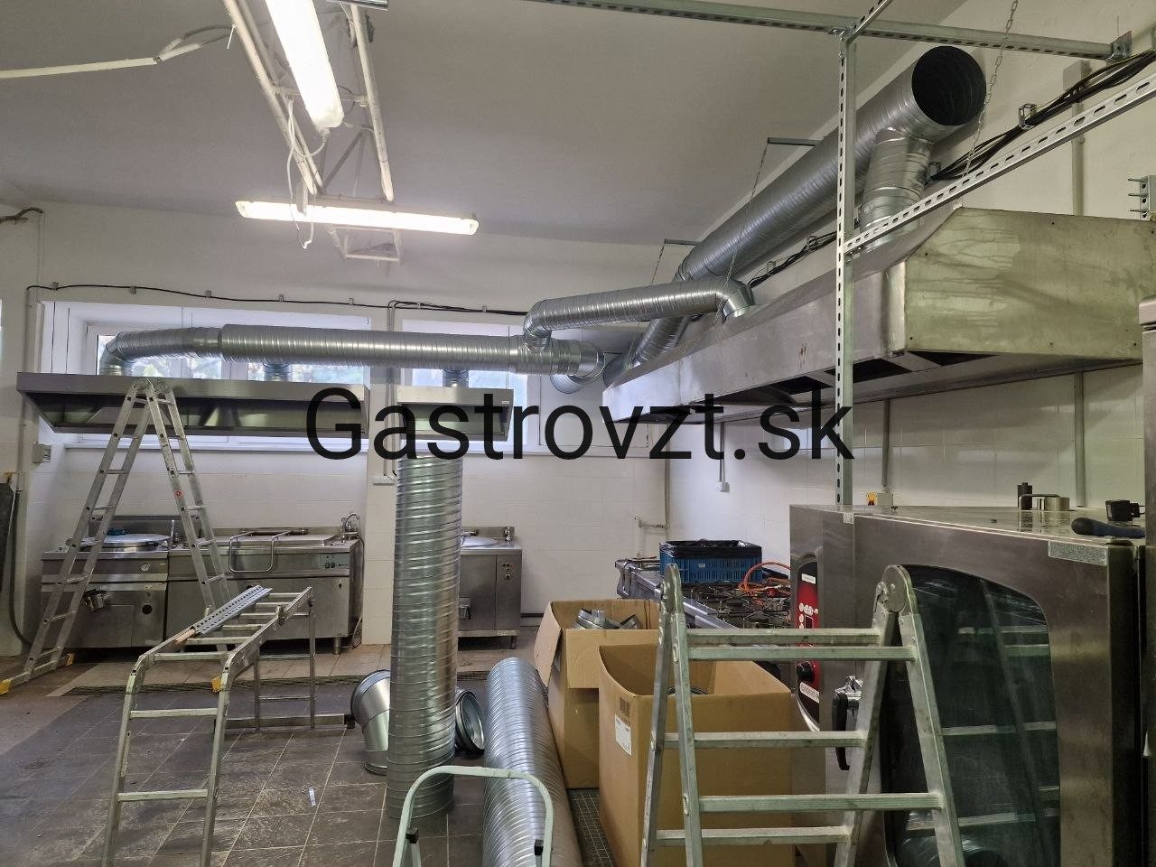 Výdajná kuchyňa Ružinov, Bratislava — montáž vzduchotechniky, záber 19