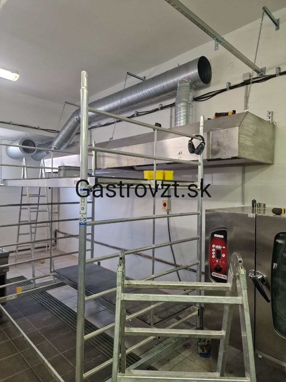 Výdajná kuchyňa Ružinov, Bratislava — montáž vzduchotechniky, záber 20